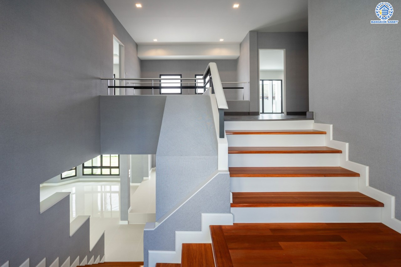 คฤหาสน์หลังใหญ่ตกแต่งใหม่ ม.บ้านสวนดอกไม้ ปิ่นเกล้า ดีไซน์สุด Luxury เนื้อที่ 154.5 ตร.ว. บนพื้นที่ใช้สอยถึง 435 ตร.ม. ฟังก์ชันจัดเต็ม 5 ห้องนอน 6 ห้องน้ำ 1 ห้องแม่บ้าน 2 ห้องอเนกประสงค์ (มีเรือนรับรองด้านข้าง พร้อมห้องน้ำในตัว) จอดรถได้ถึง 4 คัน บนทำเลเชื่อมต่อเมืองอย่างรวดเร็ว ใกล้ทางคู่ขนานลอยฟ้าบรมราชชนนี ทางด่วน "กาญจนาภิเษก" ม.มหิดล และเซ็นทรัลปิ่นเกล้า